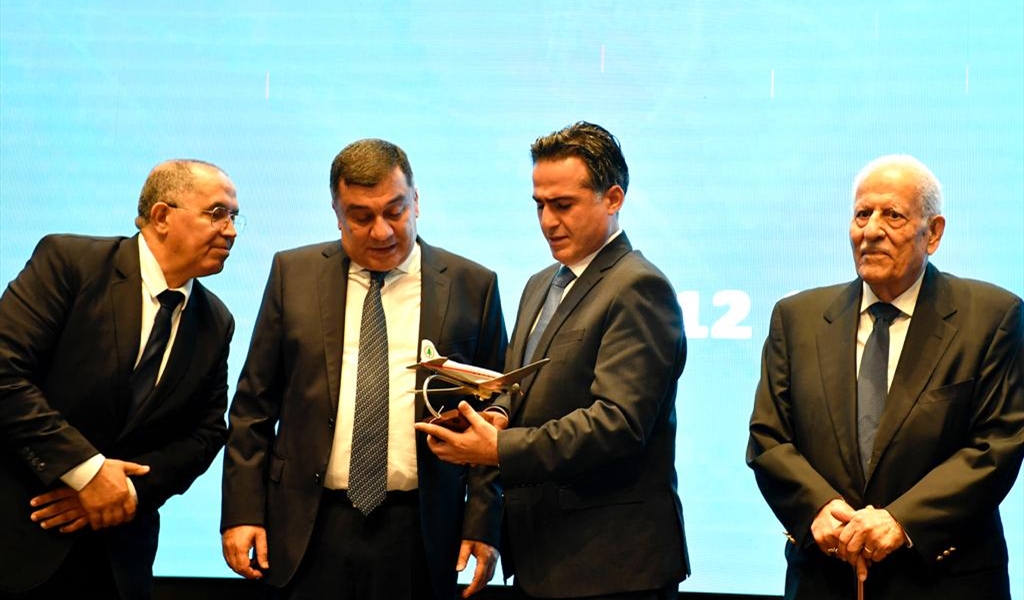 محمد الحوت وحميه يقدّمان هدية تذكارية الى فيصل قطيط