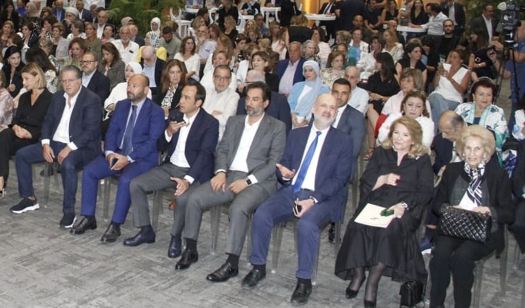 مقدمة الحضور: من اليمين: سهام شقير، ليلى الصلح حمادة، الوزير مولوي، النائبان: الصادق وبدر  والسفير هاني الشميطلي ومحمّد شقير وعقيلته (محمود يوسف)