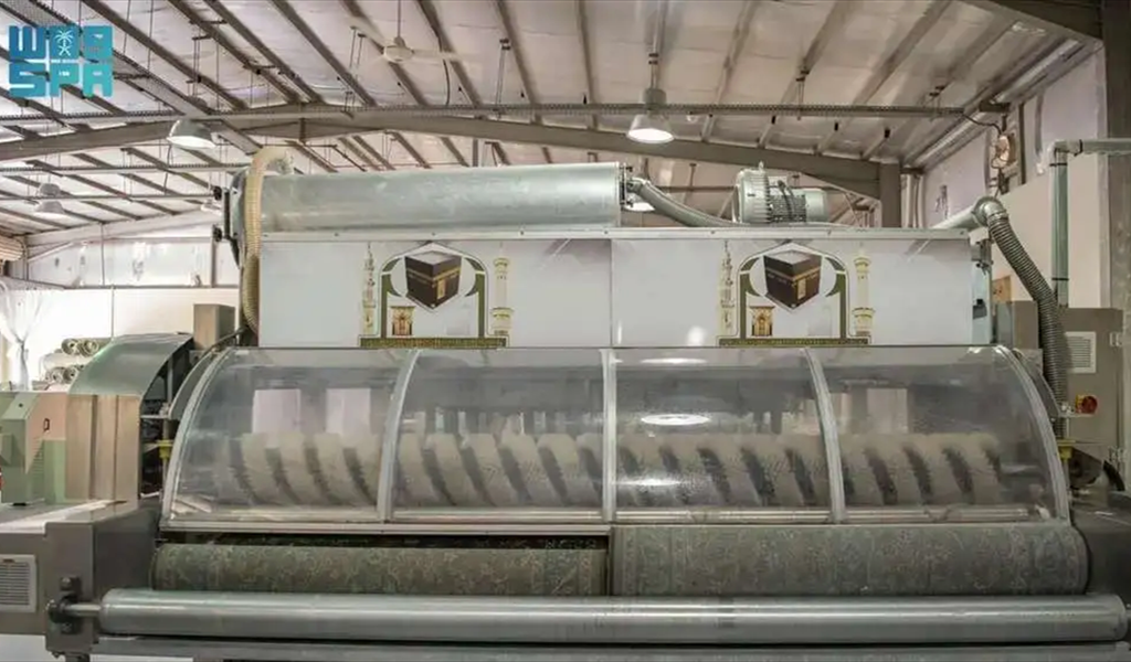 خمس مراحل لتعقيم سجاد الحرم المكي