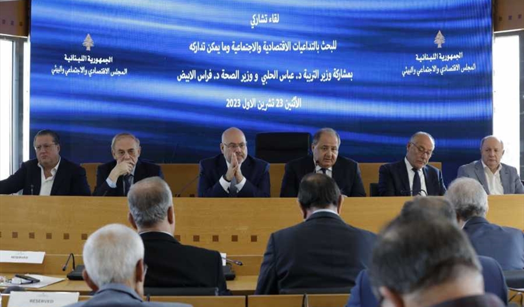 وزير الصحة متوسطاً المشاركين في اللقاء