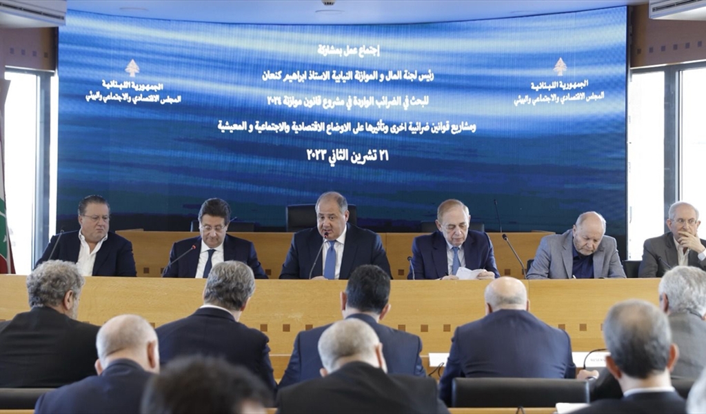 النائب كنعان متوسطاً المشاركين في الاجتماع