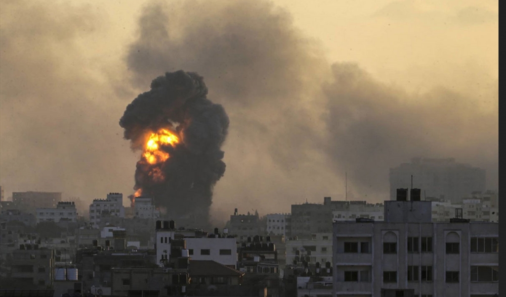 نيران الغارات الإسرائيلية تتصاعد في سماء حي تل الهوى في غزة