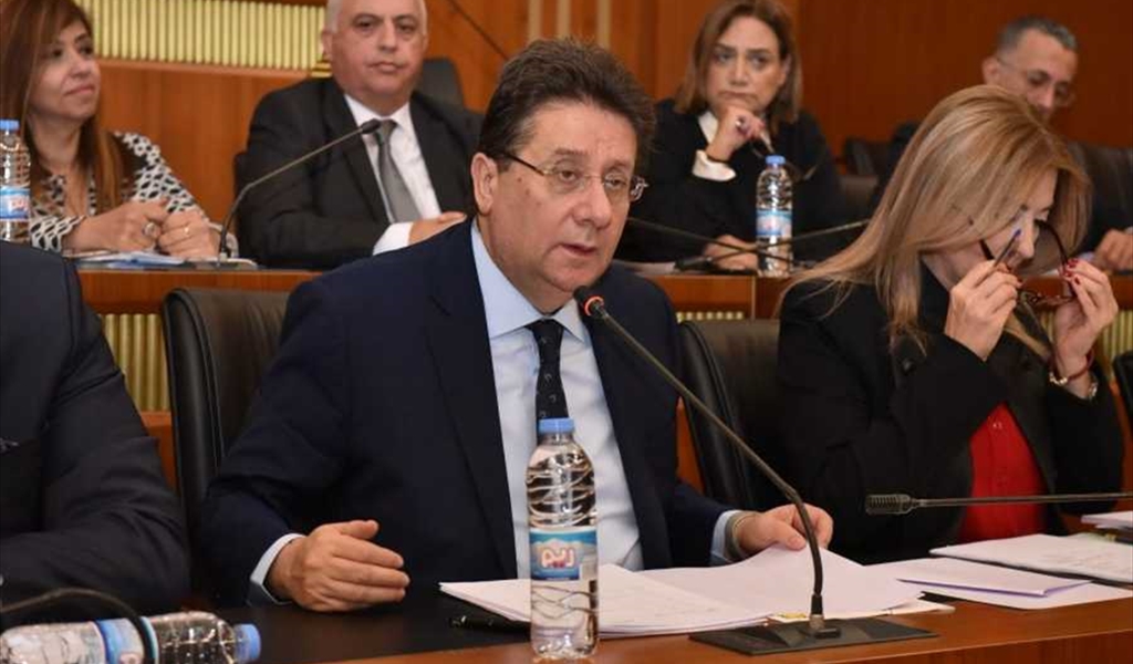 النائب كنعان خلال ترؤسه اجتماع لجنة المال