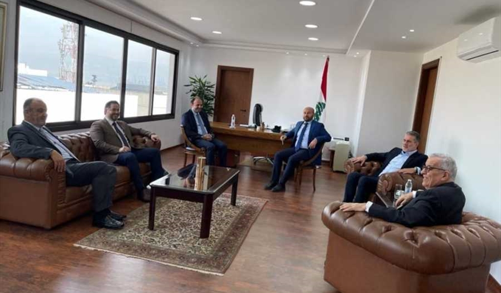 الوزير بو حبيب خلال اجتماعه بالوزراء بحضور شميطلي