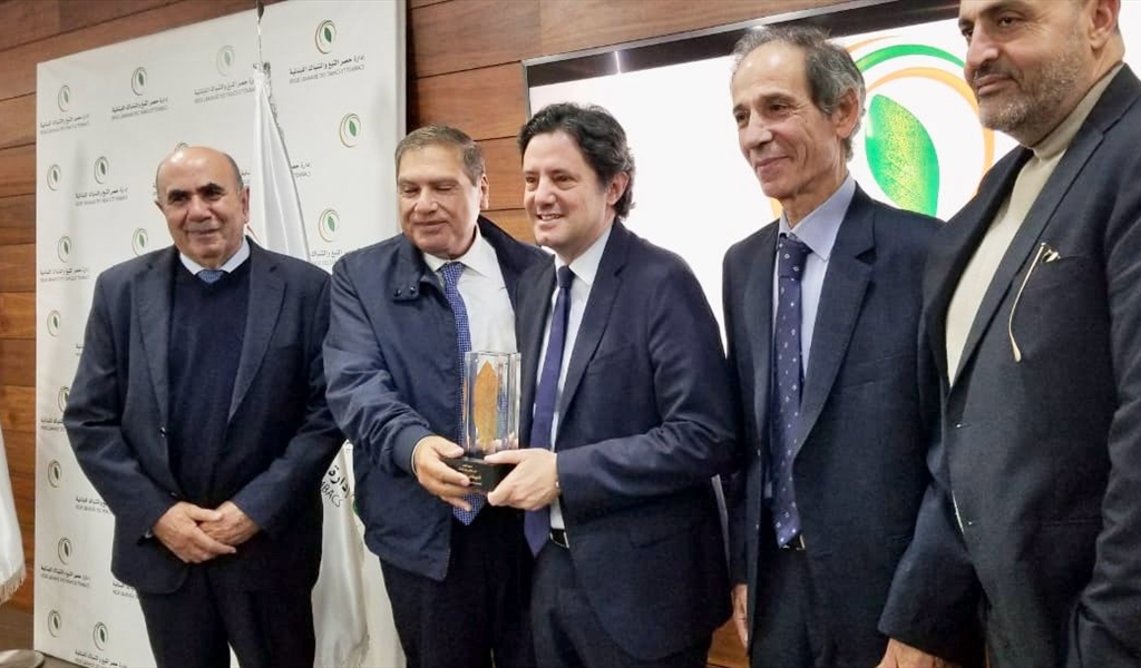 الوزير مكاري يتسلم الدرع التكريمي من سقلاوي