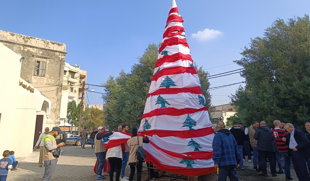 وقفة استنكار واعادة ترتيب شجرة الميلاد بعد إحراقها