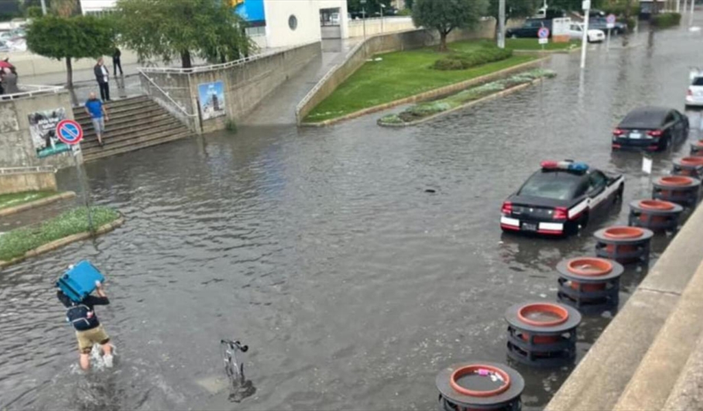 المياه تتسرب إلى داخل المطار (محمود يوسف)