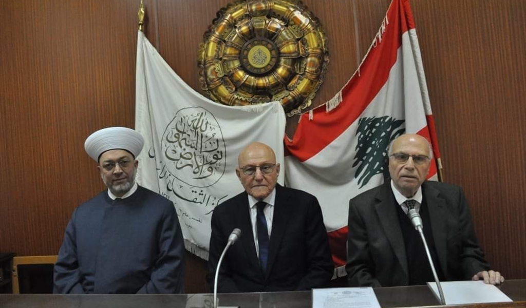 الرئيس سلام متوسطاً الشيخ  حداد والسفير دمشقية