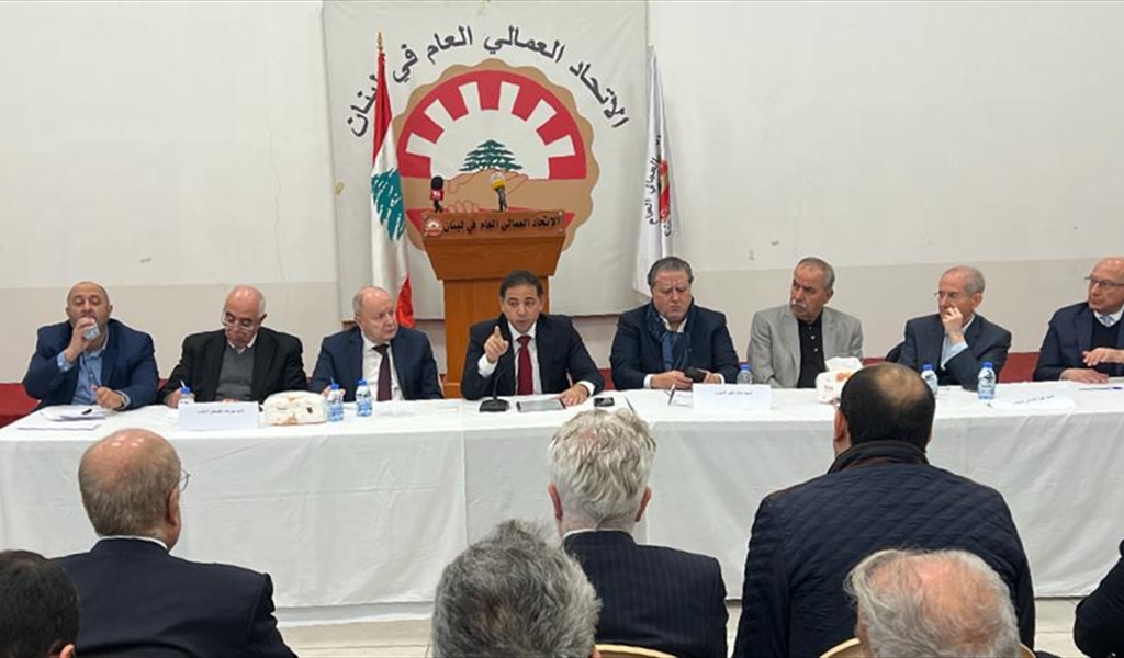 منصوري بين شقير والأسمر متحدثاً خلال زيارته مقر الاتحاد العمالي العام (محمود يوسف)