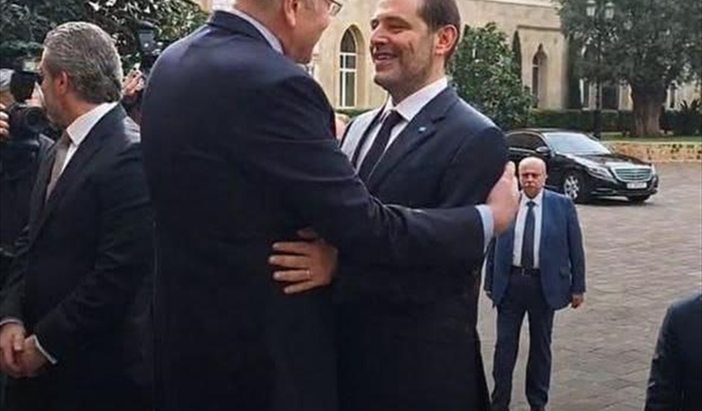 الرئيس ميقاتي مرحباً بالرئيس الحريري في باحة السراي الكبير أمس (محمود يوسف)