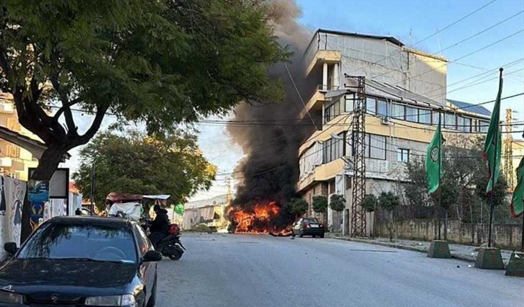 السيارة المدنية التي استهدفتها مسيَّرة اسرائيلية في مدينة النبطية، قبل أن تنطلق خارجها (سامر وهبي)