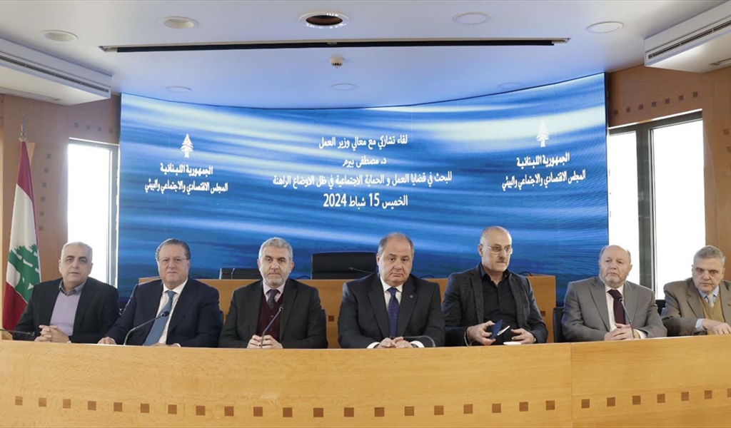 الوزير بيرم متوسطاً المشاركين