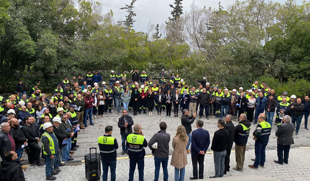 إدارة وعمال شركة سبلين للترابة خلال إحيائهم ذكرى إستشهاد الحريري