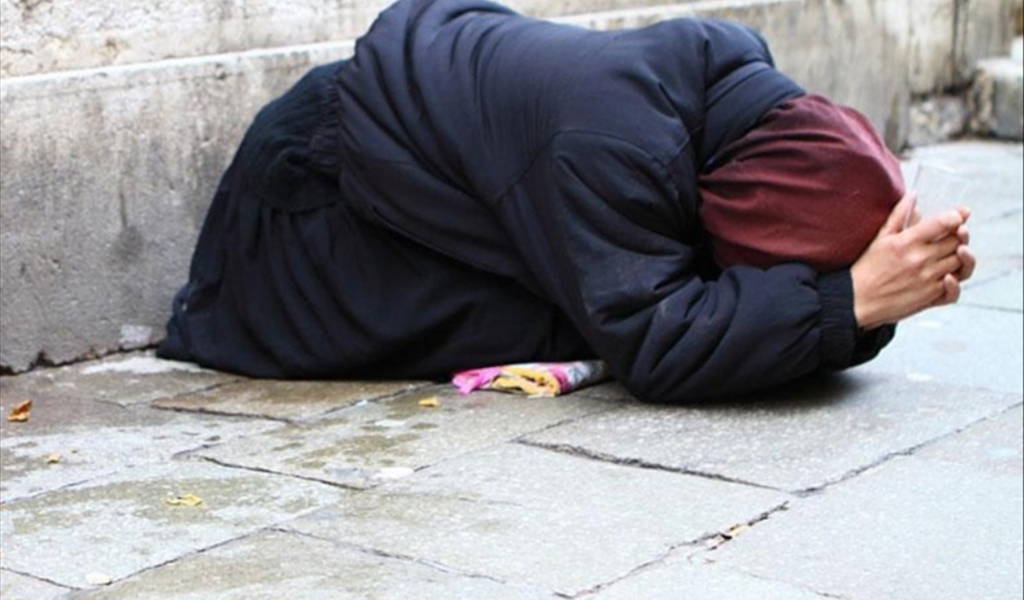 تخلت عنها العائلة فغرقت في وحدتها وكآبتها