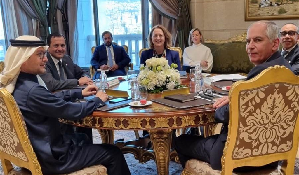 سفراء اللجنة الخماسية لدى لقائهم أمس في سفارة قطر