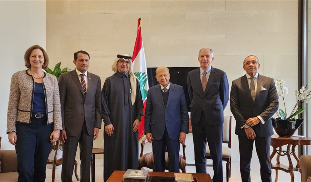 الرئيس عون يتوسط سفراء الخماسية من اليمين: موسى، ماغرو، بخاري، آل ثاني، جونسون في الرابية أمس (محمود يوسف)