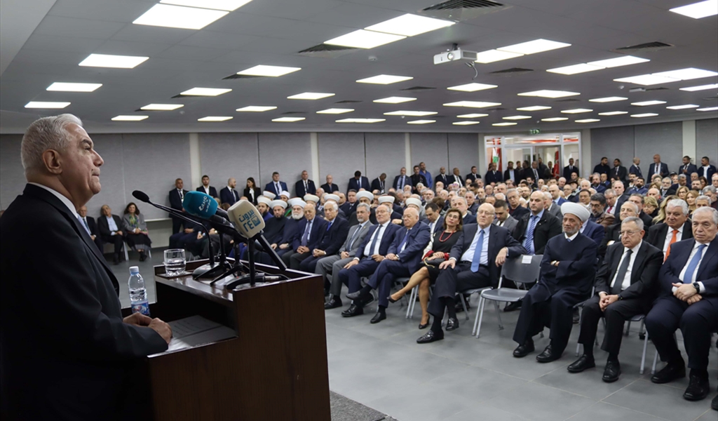 د. عمار حوري متحدثاً ويبدو في مقدمة الحضور الرئيسان ميقاتي والسنيورة والمفتي دريان والوزراء والنواب والسفراء