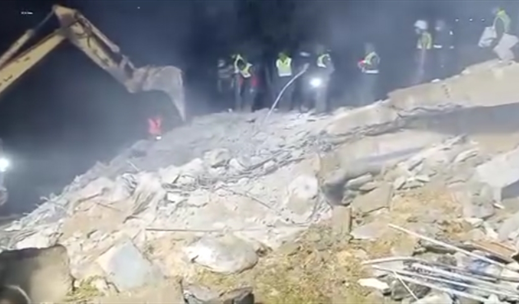 عمليات رفع الأنقاض ليلاً من مكان المجزرة التي استهدفت بلدة حولا