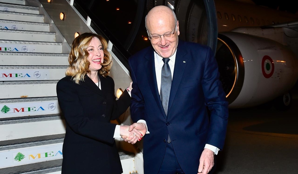 الرئيس ميقاتي مستقبلاً نظيرته الإيطالية ميلوني في مطار رفيق الحريري الدولي مساء أمس