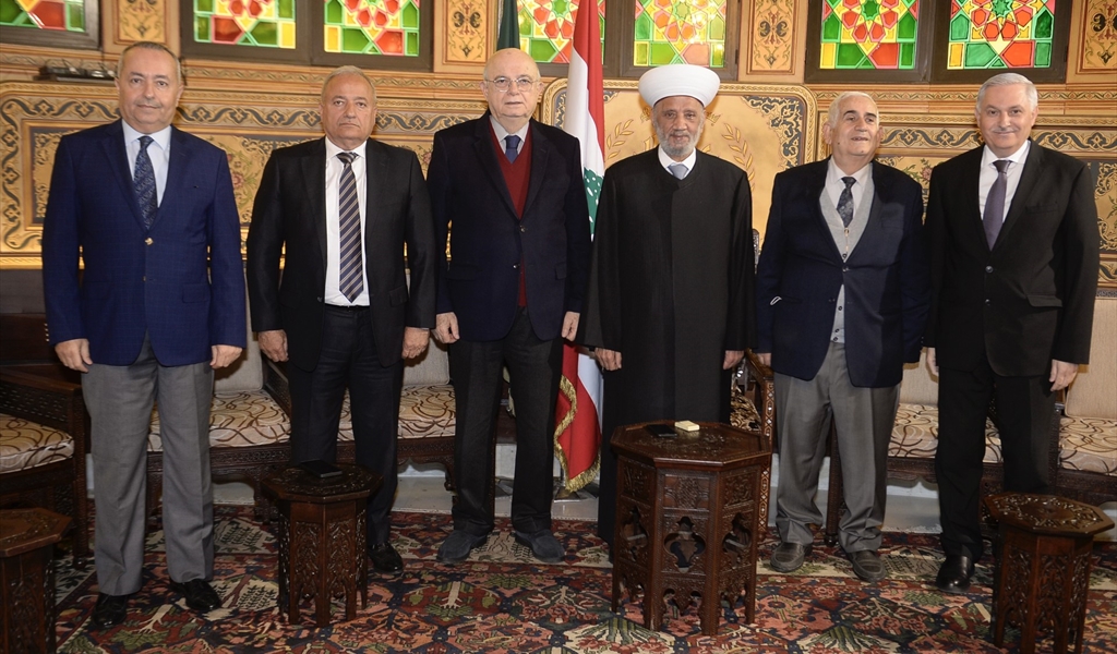 مفتي الجمهورية اللبنانية الشيخ عبد اللطيف دريان مستقبلاً  رئيس تحرير جريدة «اللـواء» الأستاذ صلاح سلام والوفد المرافق (طلال سلمان)