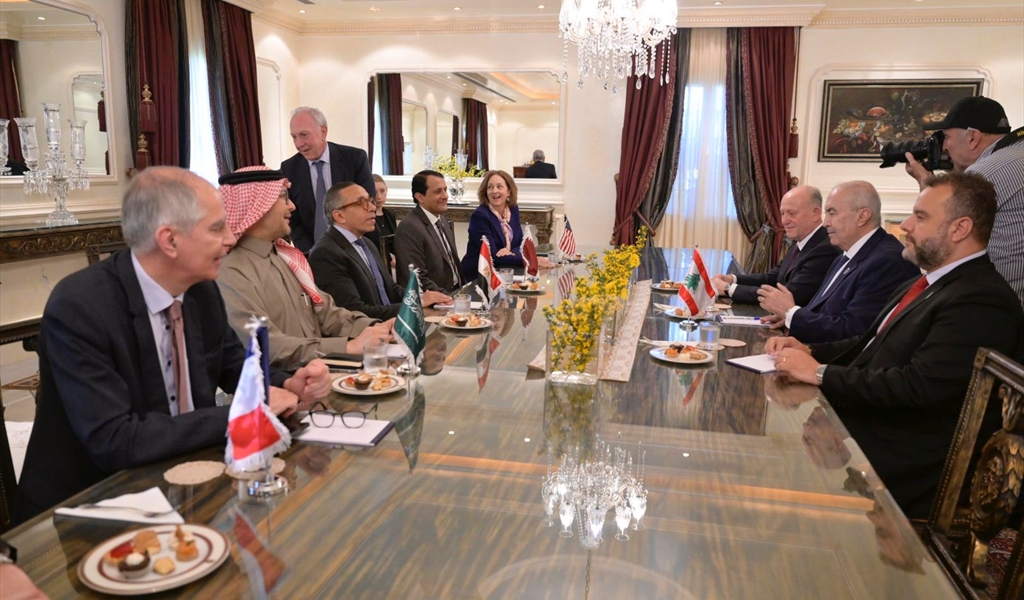 سفراء الخماسية: جونسون، آل ثاني، موسى، بخاري، ماغرو الاجتماع مع نواب «تجدد»: ريفي، مخزومي وعبدالمسيح في دارة السفير المصري في دوحة الحص أمس (طلال سلمان)