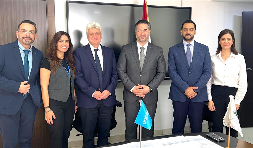 الوزير سلام وممثل الـ«يونيسيف» خلال توقيع الخطة