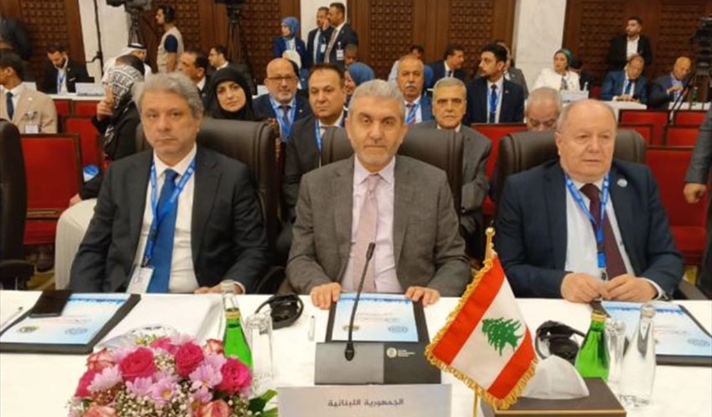 الوزير بيرم متوسطاً جابر والأسمر خلال المؤتمر