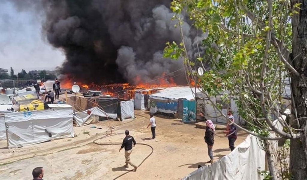 محاولة لإطفاء الحريق الضخم الذي ضرب مخيماً للنازحين السوريين في زحلة أمس