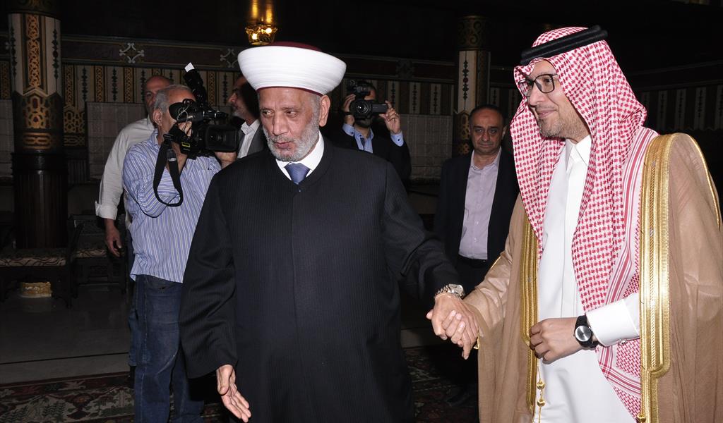 المفتي دريان مرحباً بالسفير بخاري في دار الفتوى (محمود يوسف)