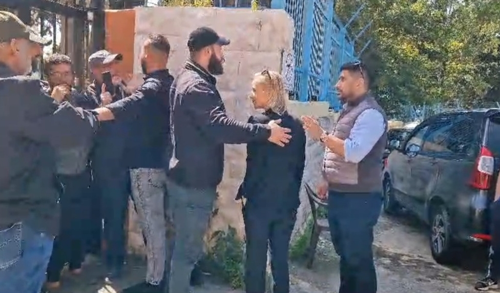 منع مديرة الأونروا دورثي كلاوس من الدخول الى مكتبها الرئيسي في بيروت (محمود يوسف)