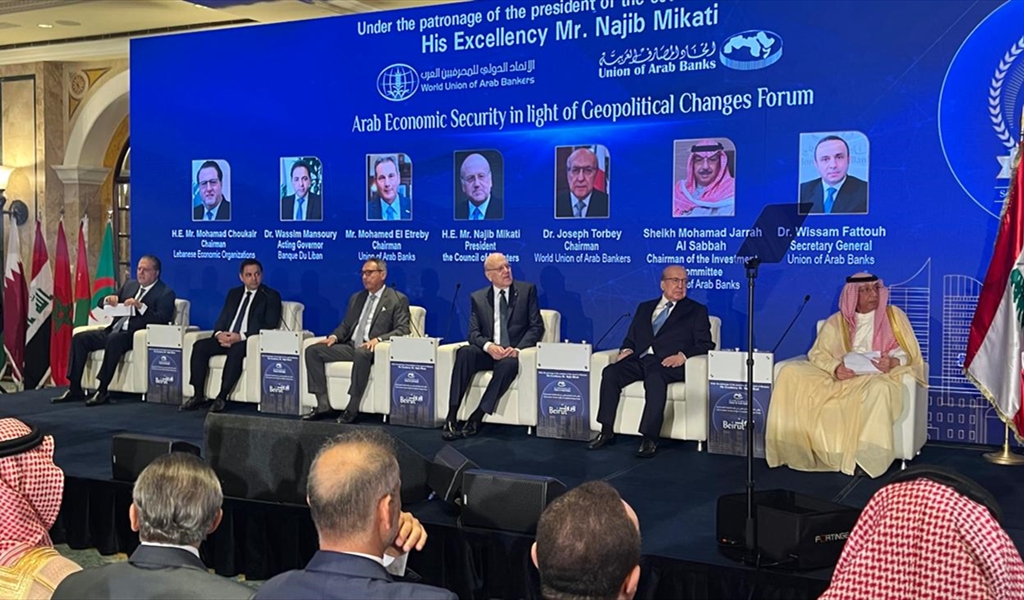 الرئيس ميقاتي متوسطاً المتحدثين في الملتقى(محمود يوسف)