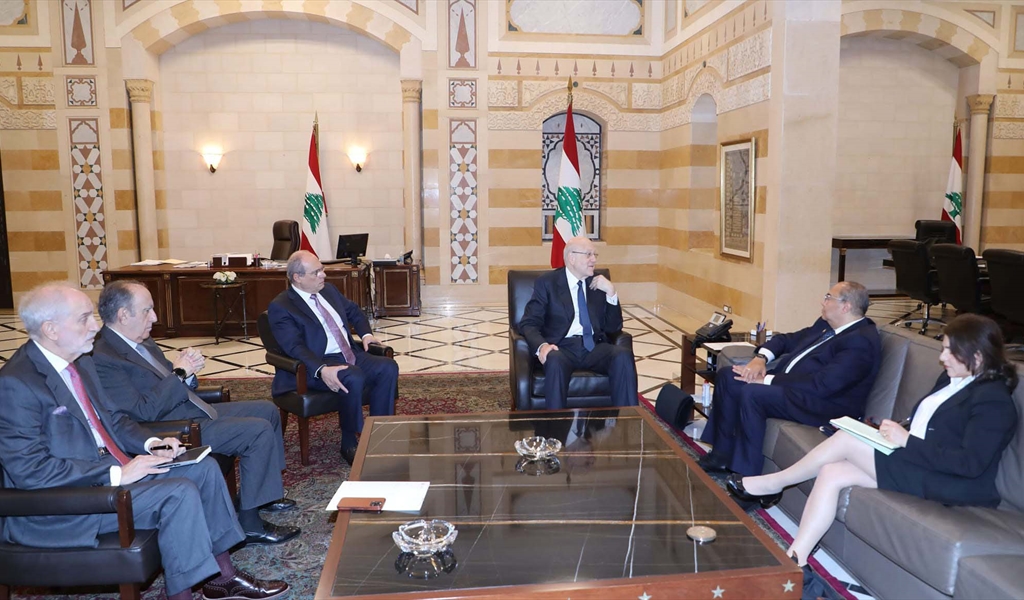 الرئيس ميقاتي مجتمعاً مع المدير التنفيذي في صندوق النقد الدولي محمود محيي الدين (دالاتي ونهرا)