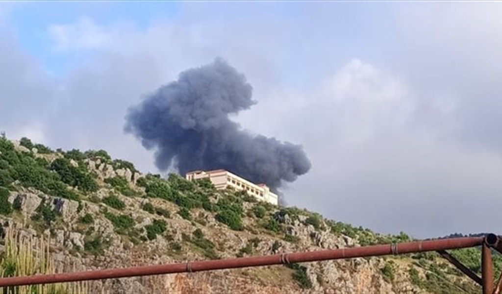 دخان كثيف تسبَّبت به الغارة على منزل في أطراف الهبارية
