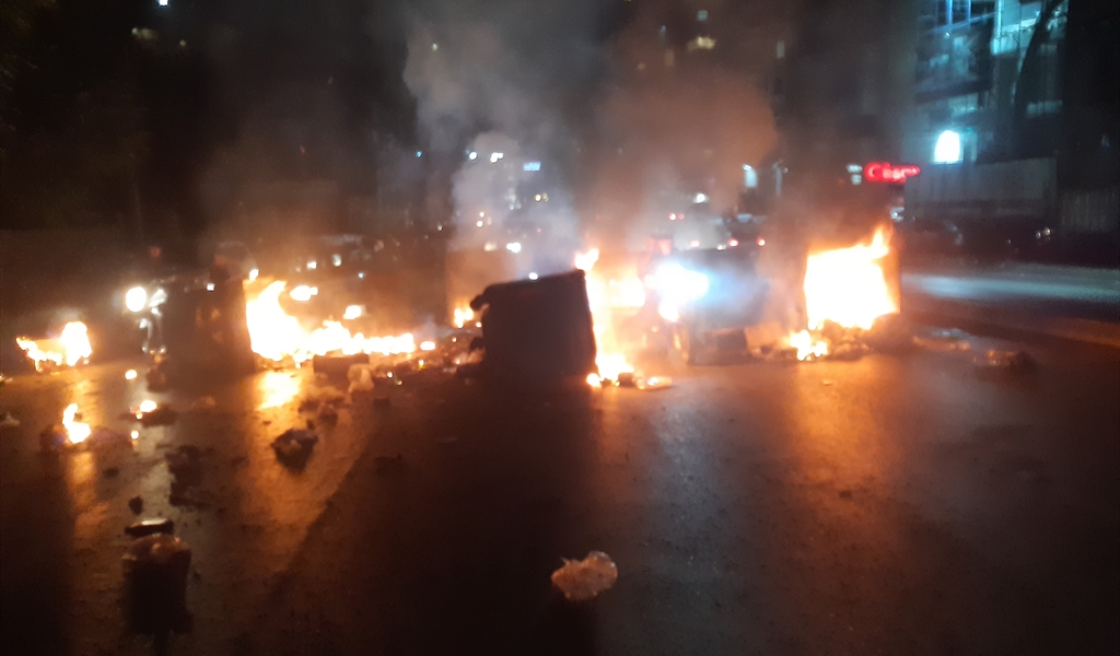 محتجون يقطعون طريق سليم سلام بالاطارات المشتعلة وحاويات النفايات – (محمود يوسف)