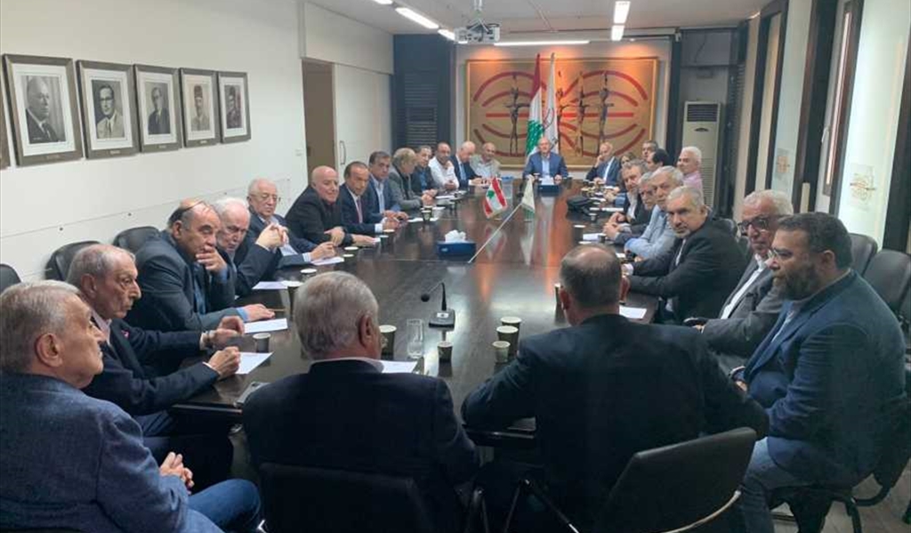 شماس مترئساً الاجتماع