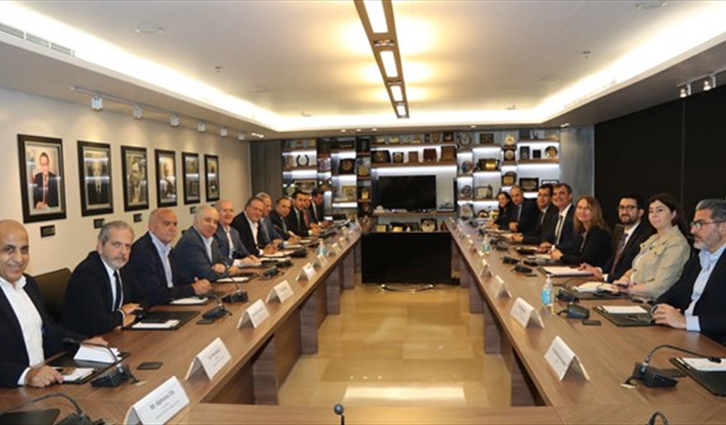 مشاركون في اجتماع الهيئات الاقتصادية وبعثة صندوق النقد