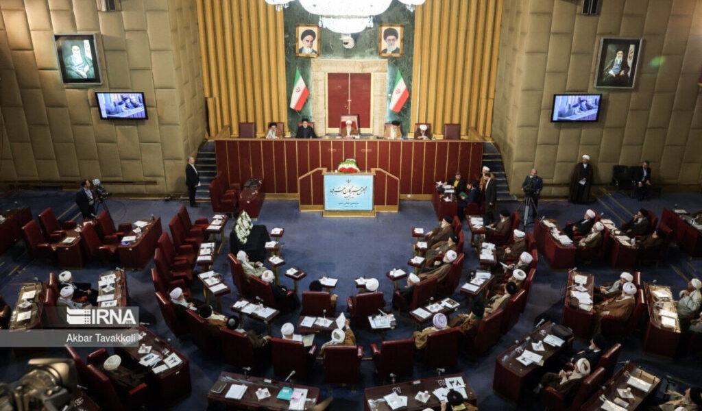من هو الشيخ موحدي كرماني.. وما هي مهام مجلس خبراء القيادة الايراني؟