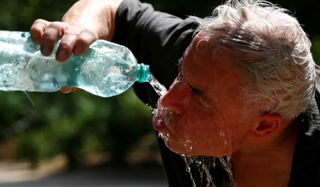 إحذروا الشرب من عبوات المياه البلاستيكية خاصة في الأيام الحارة