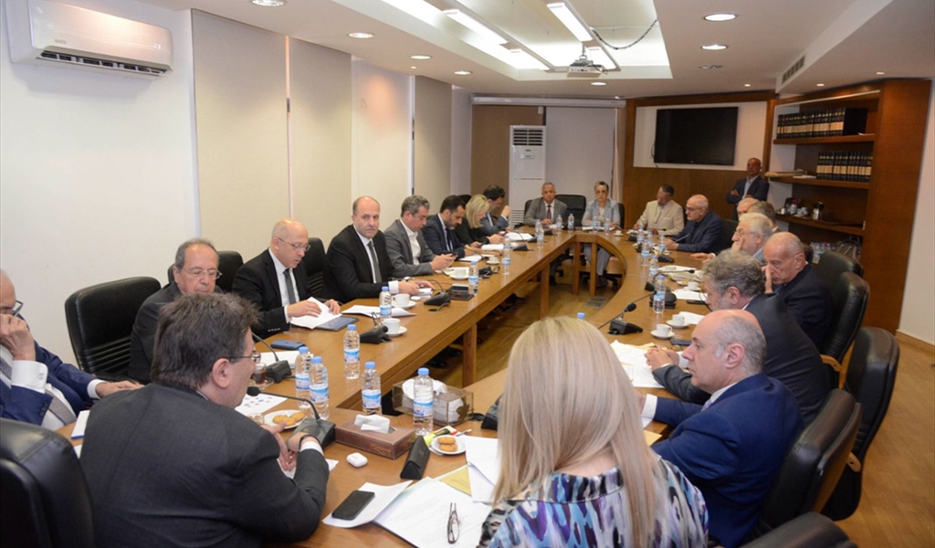 اجتماع اللجنة برئاسة النائب كنعان قبل رفعها (محمود يوسف)