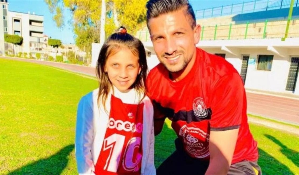 لاعب فلسطيني وزوجته الطبيبة وطفليهما ضحية همجية العدو الإسرائيلي