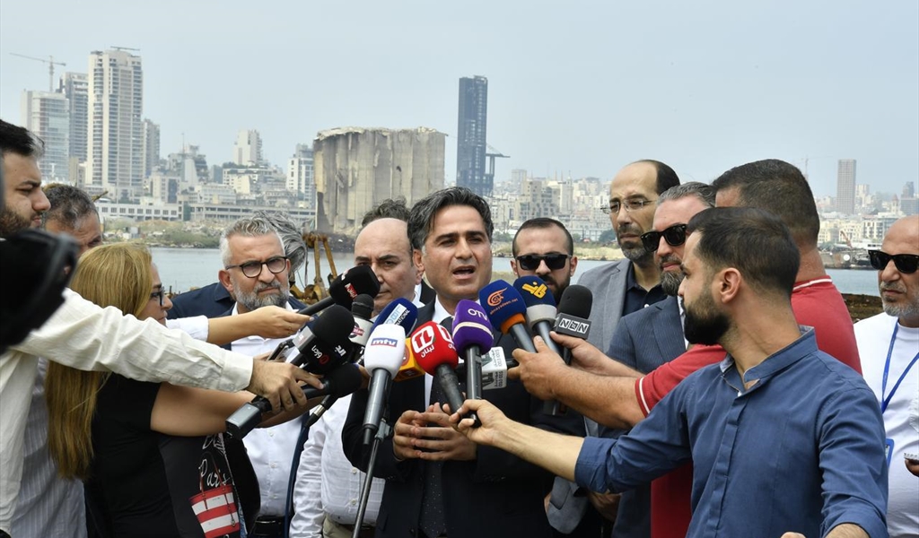 الوزير حمية خلال المؤتمر الصحفي في المرفأ (تصوير: محمود يوسف)