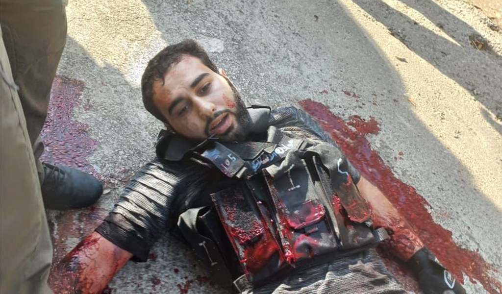 المهاجم الذي أطلق النار على السفارة في عوكر جريحاً على الأرض (محمود يوسف)