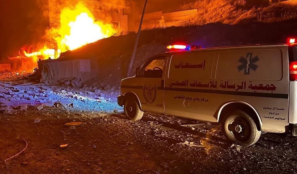 سيارة إسعاف تابعة لكشافة الرسالة أمام المبنى المستهدف في وادي  جيلو