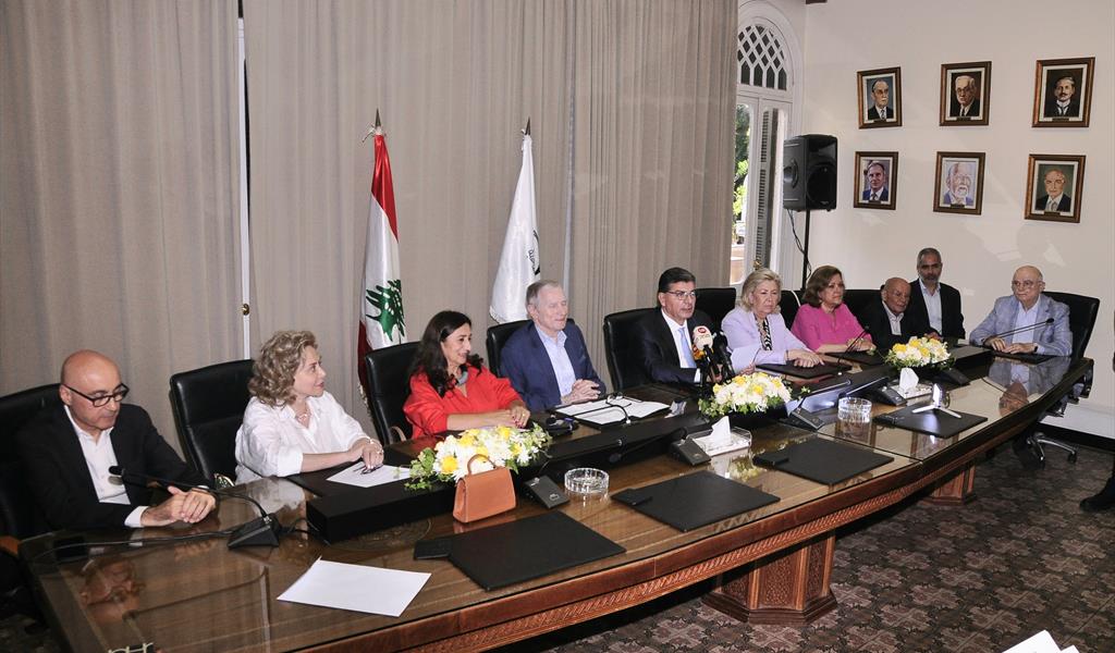 الحريري مع رئيس واعضاء من مجلس العمدة خلال إلقاء كلمته(محمود يوسف)