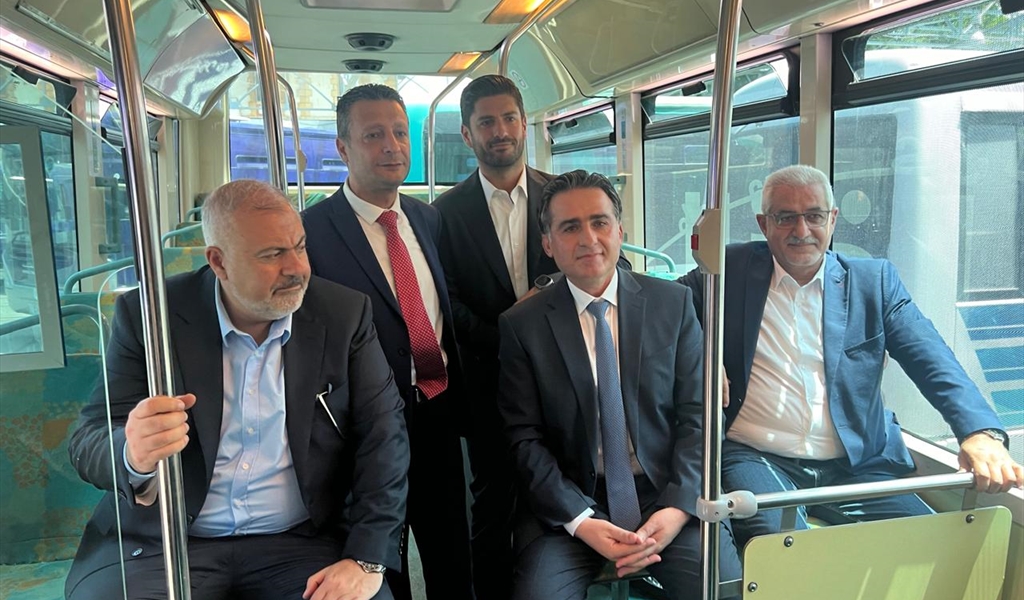 الوزير حمية والنائب عطية والمحافظ عبود في جولة داخل الباص (تصوير: محمود يوسف)
