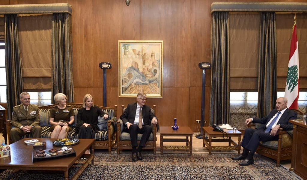 الرئيس بري مستقبلاً لاكروا والوفد المرافق (حسن إبراهيم)