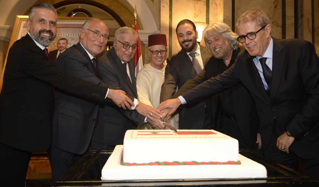 السفير المغربي والوزير بو حبيب ومدعوون يقطعون قالب الحلوى (طلال سلمان)