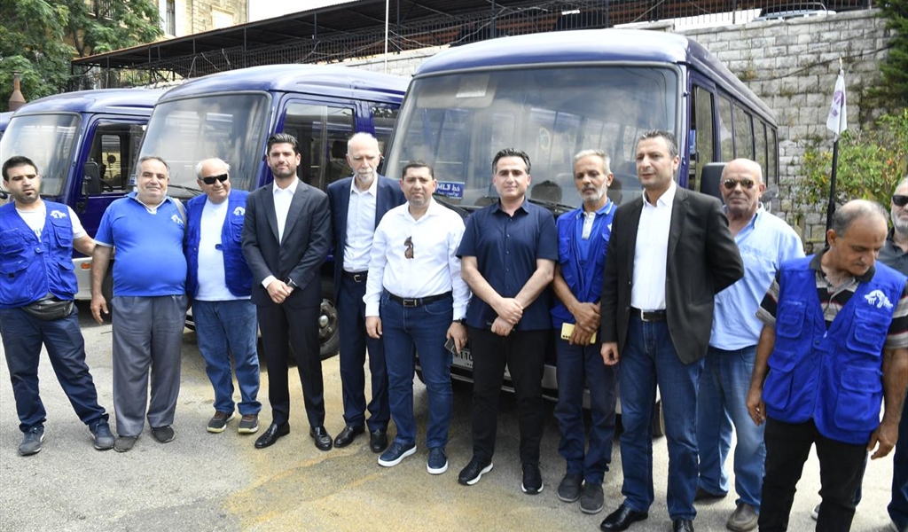 حمية والمحافظ مكاوي يتوسطان المشاركين خلال افتتاح خط النقل (تصوير: محمود يوسف)