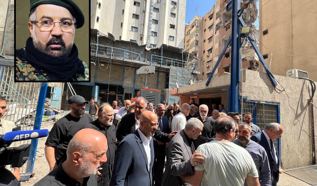 الوفد الوزاري والنائب علي عمار أمام المبنى المستهدف في الضاحية الجنوبية وبدا في الإطار القيادي الشهيد في حزب الله فؤاد شكر (محمود يوسف)