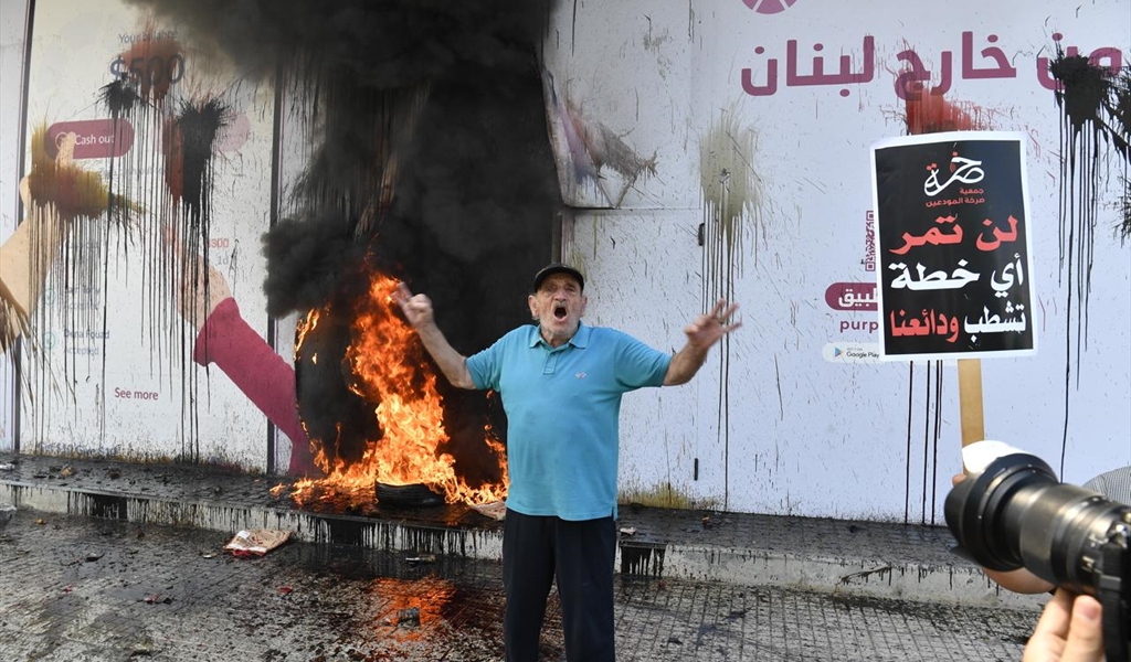 اضرام النار امام مصرف في الدورة (تصوير: محمود يوسف)